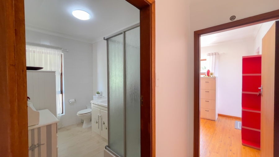 5 Bedroom Property for Sale in Glentana Western Cape